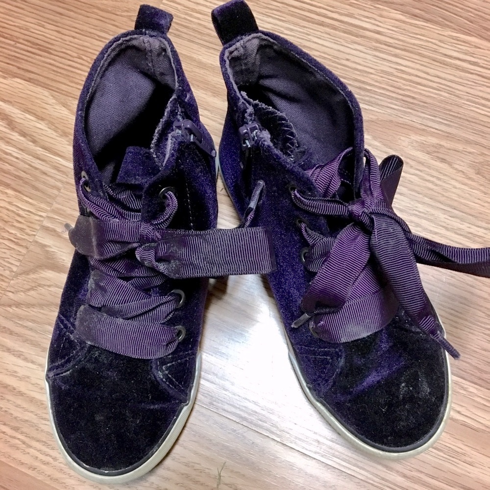 Cat n Jack girls sneaker size 12